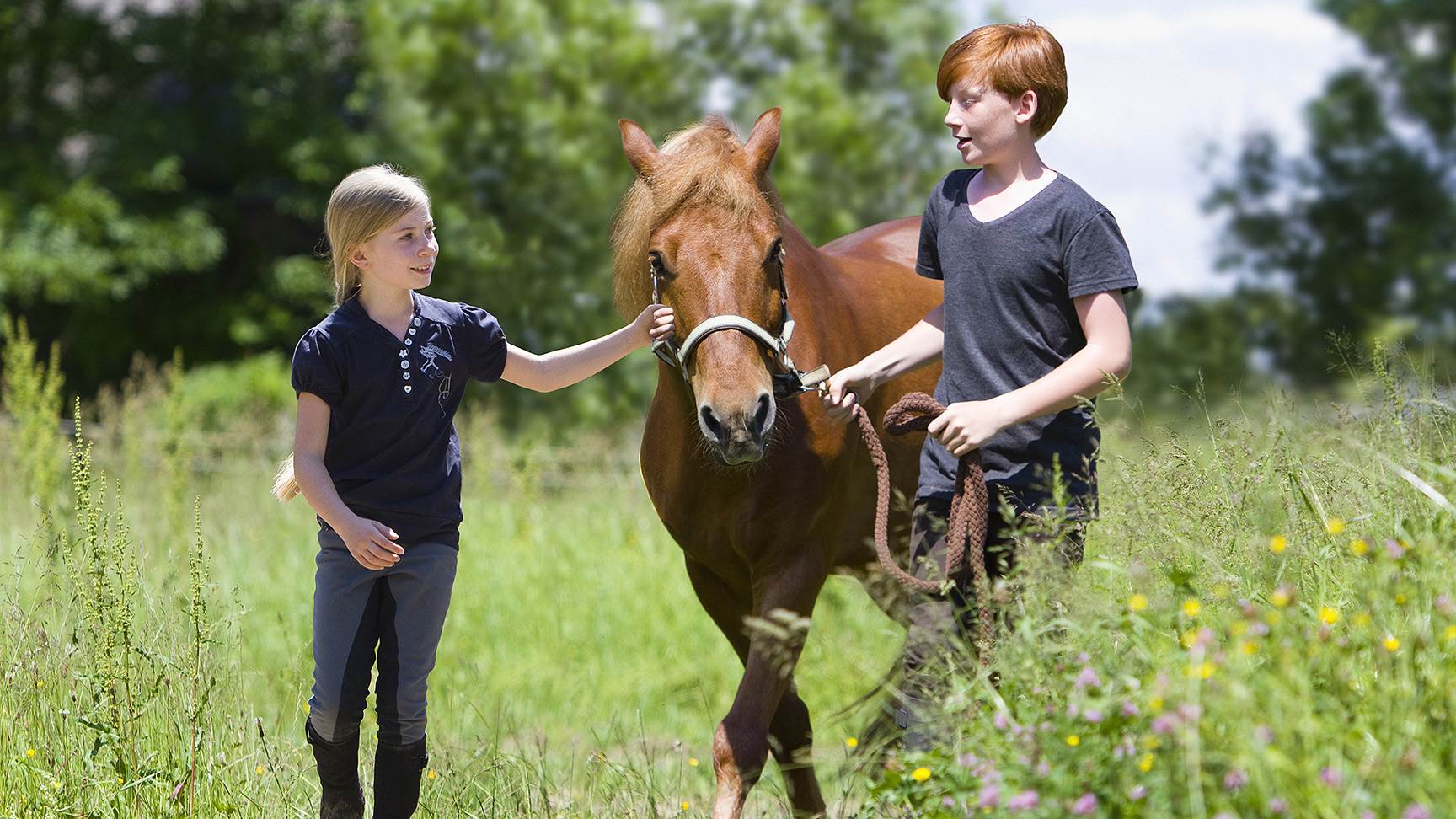 Zwei Kinder mit Pony