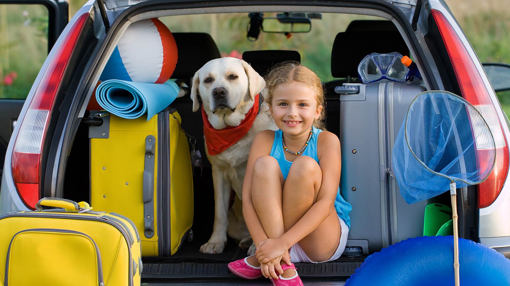 Hund und Kind im Kofferraum